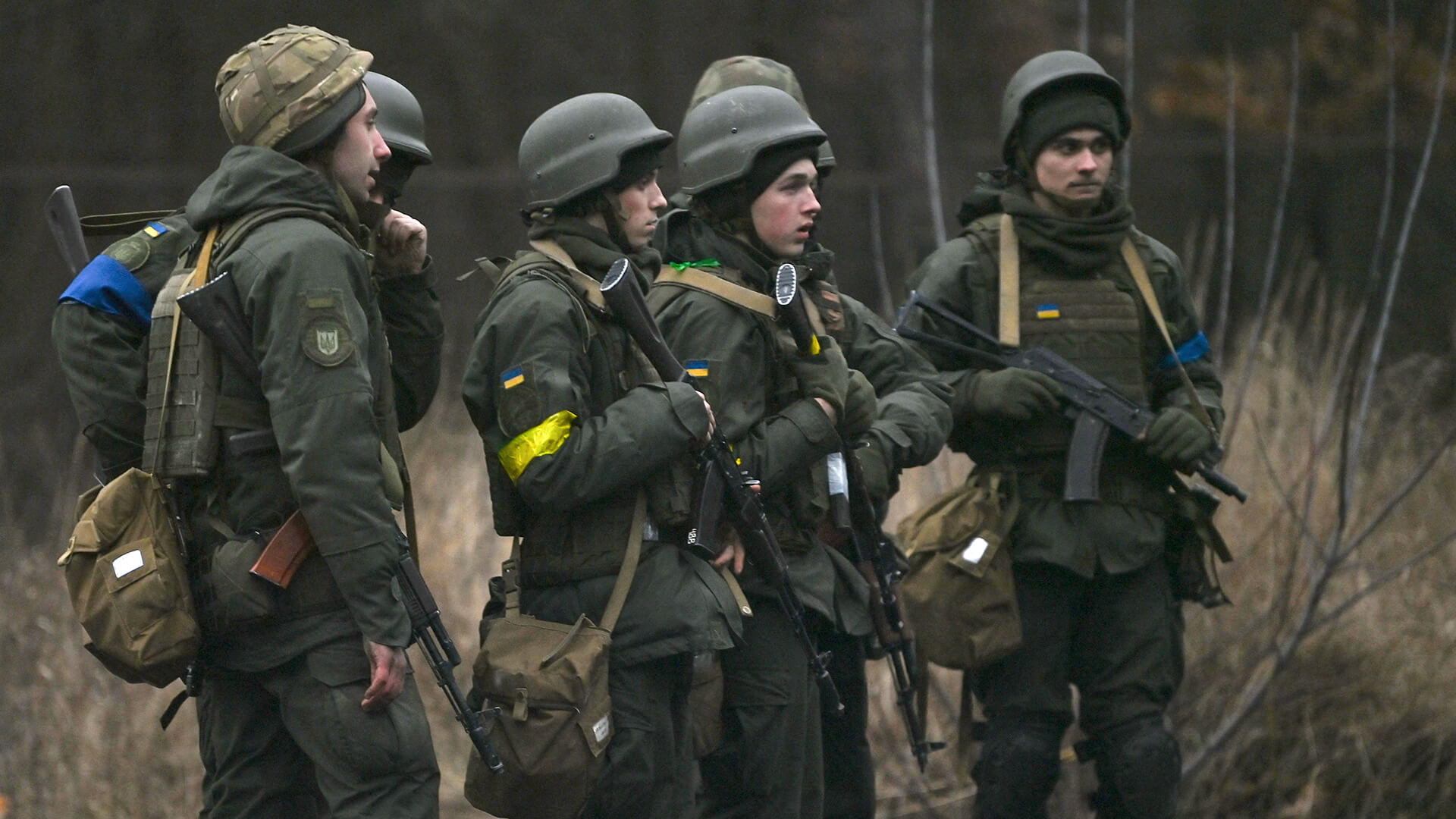 Soldados ucranianos aguardam no norte de Kiev.