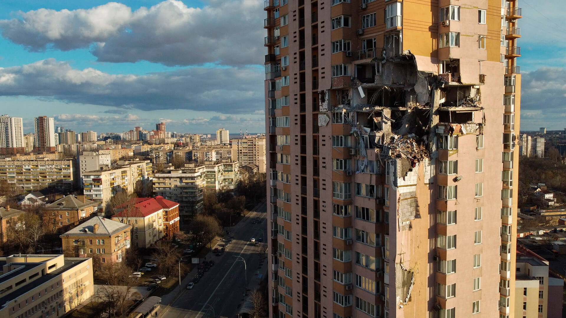 Danos a um prédio residencial em Kiev, atingido por disparo russo.