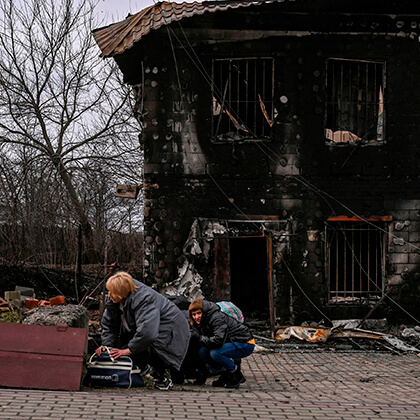 Moradores de Bucha buscam proteção em meio a ataques.