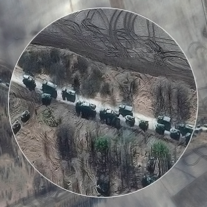 Caminhões de artilharia rebocados por blindados ao leste do aeroporto de Hostomel.