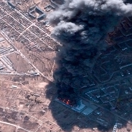 Armazém da rede de lojas "Epicentr K" em chamas, durante conflito em Chernihiv. 