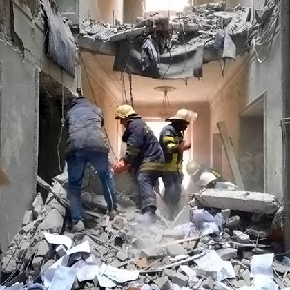 Equipes de resgate trabalham em um prédio atingido por um míssil, no centro de Kharkiv.