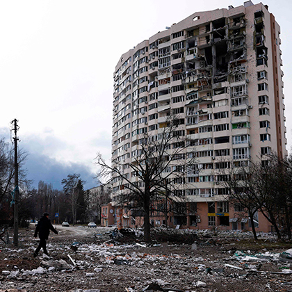 Prédio atingido durante violento bombardeio em Chernihiv.