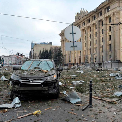 A praça central de Kharkiv foi bombardeada pelo avanço das forças russas e prédio do governo local foi atingido. 