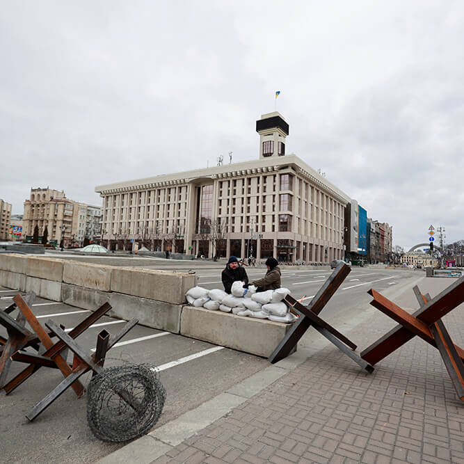 Posto de controle na Praça da Independência, Centro de Kiev.