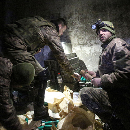 Militares da Ucrânia preparam equipamentos para conflito contra tanques em Lugansk.