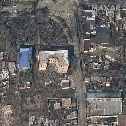 <strong>2. Casas e prédios residencias</strong> danificados em outra imagem de satélite.