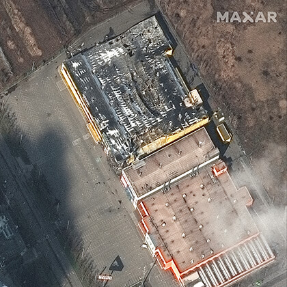 <strong>1. Shopping center</strong> completamenete destruído em Imagem de satélite da cidade de Mariupol.