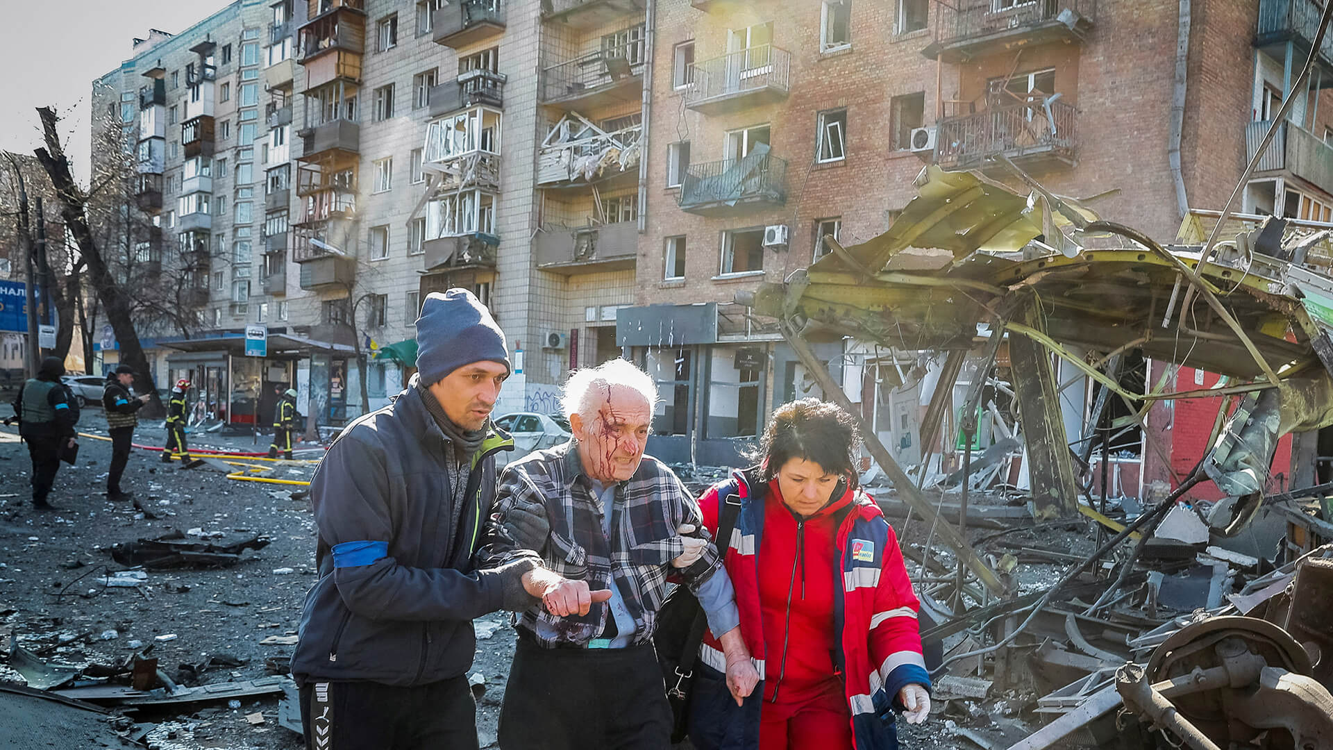 Em kiev, morador de prédio atingido por bombardeio recebe atendimento