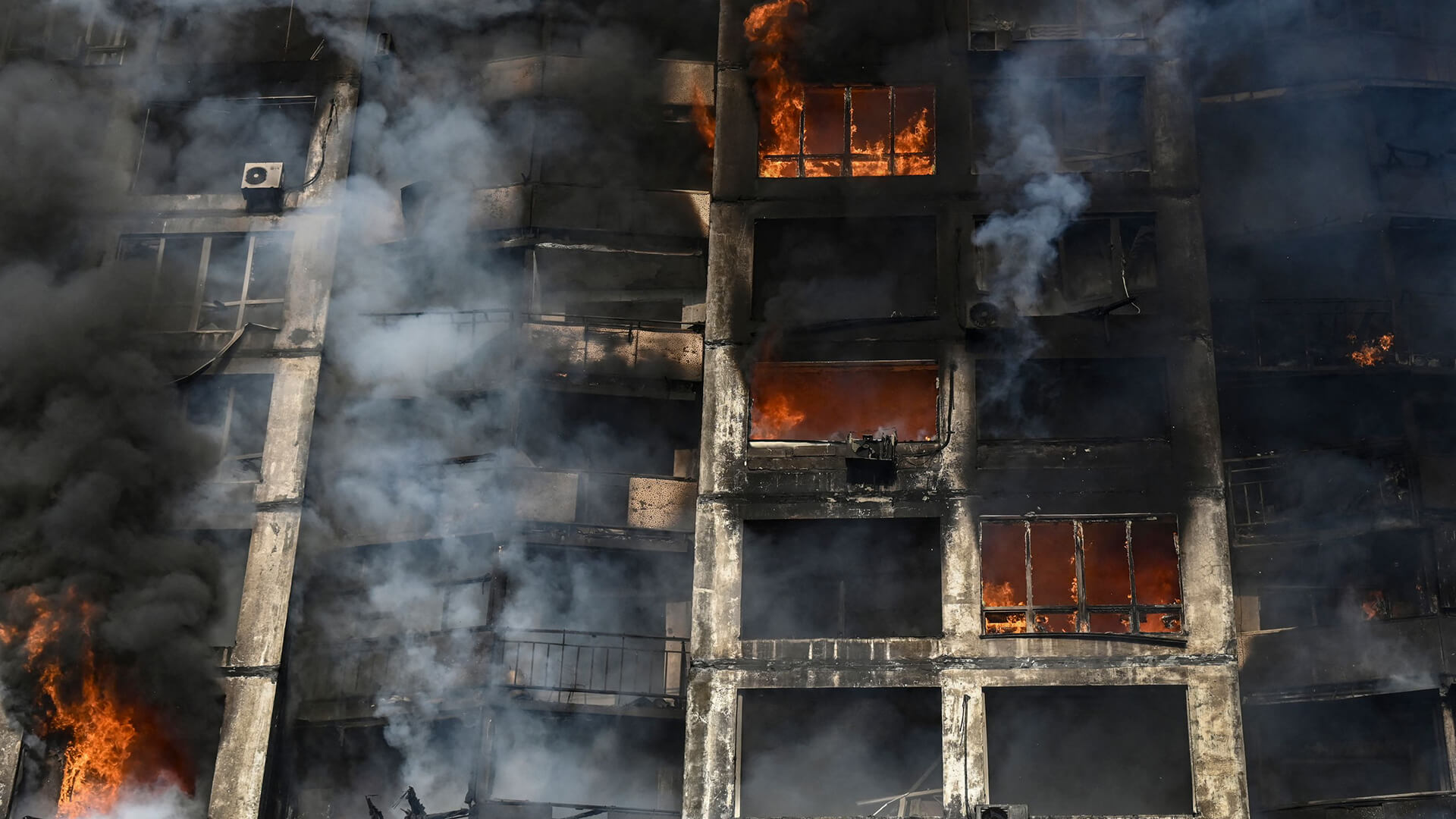 Incêndio em um prédio de apartamentos em Kiev após madrugada de bombardeios