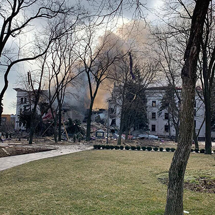 Foto mostra o Teatro destruído pelos bombardeios russos em Mariupol