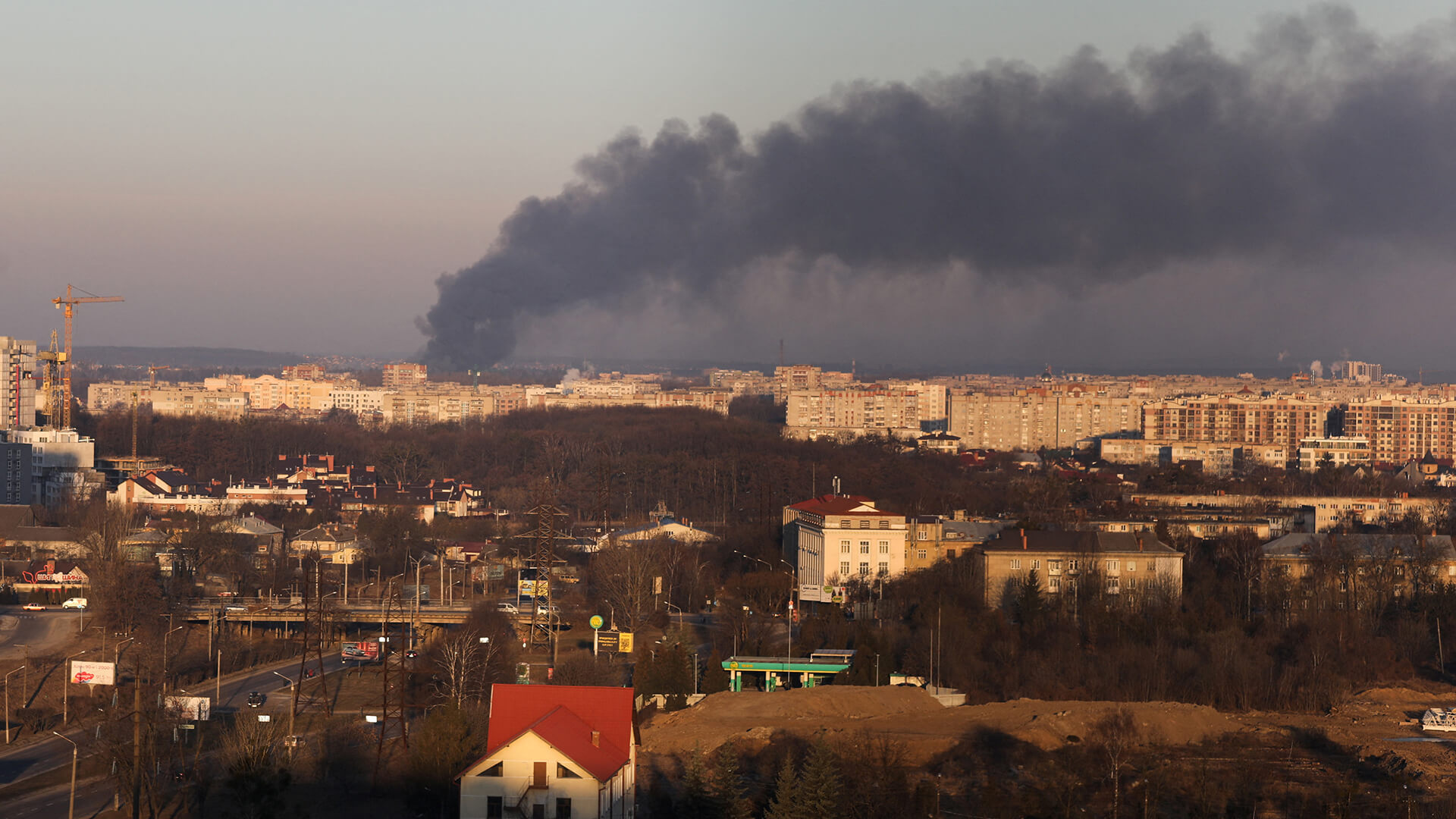 Fumaça acima de prédios perto do aeroporto de Lviv.
