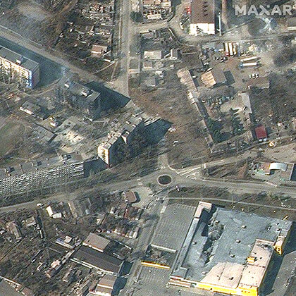 Mais uma área residencial atingida por destroços de foguetes, em Mariupol